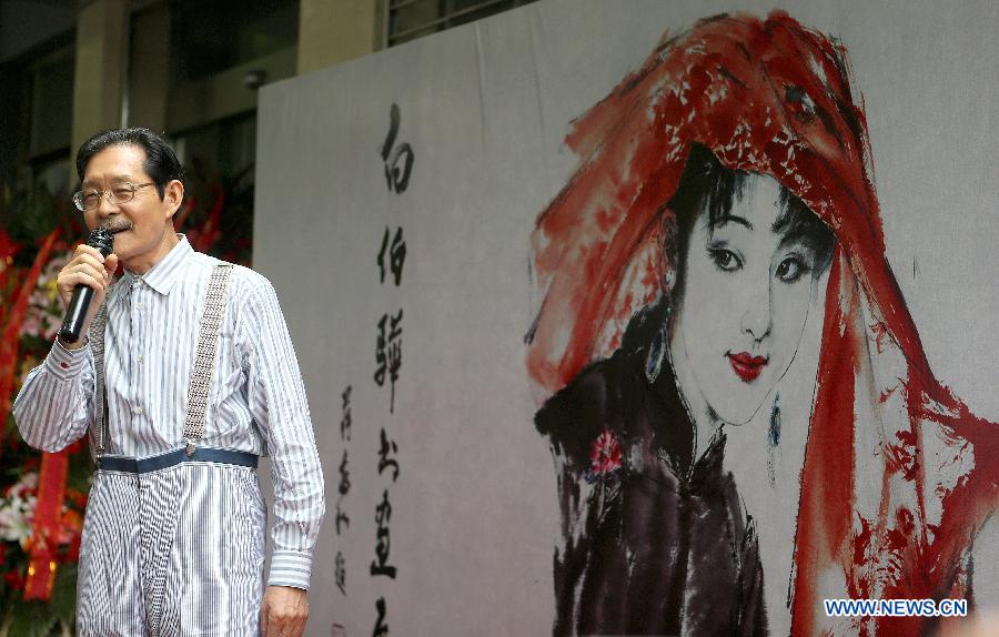 Artist Bai Bohua addresses the opening ceremony of his gallery show in Beijing, capital of China,June 22, 2013. A total of 40 paintings and calligraphic works created by artist Bai Bohua were exhibited on a gallery show here on June 22. (Xinhua/Zhang Chuanqi)