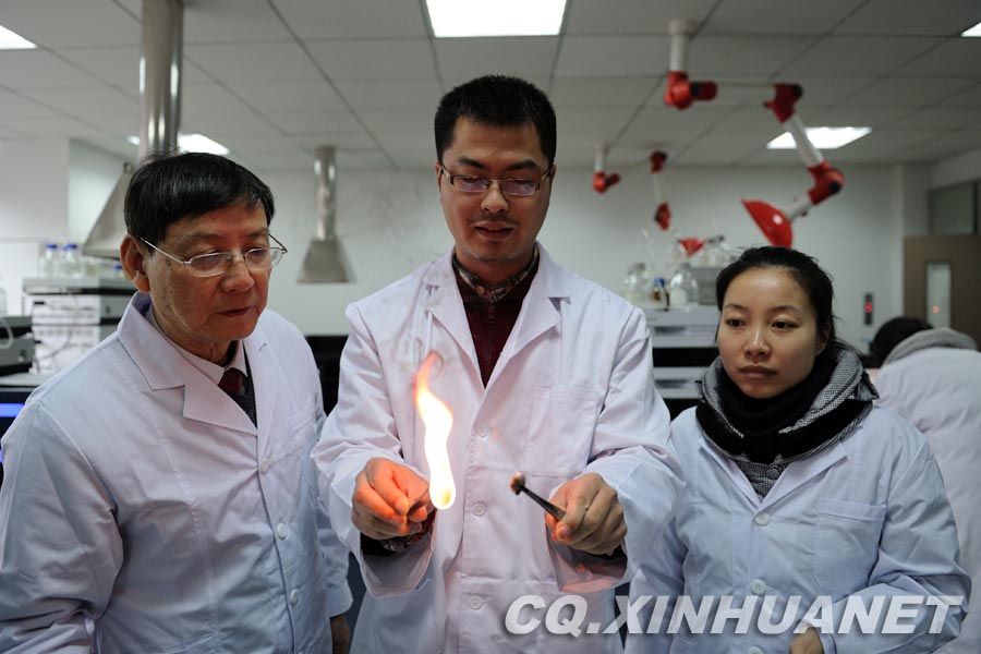 The real camphor ball can keep blazing once it was burnt, but the fake one cannot. (Xinhua/ Huang Junhui) 