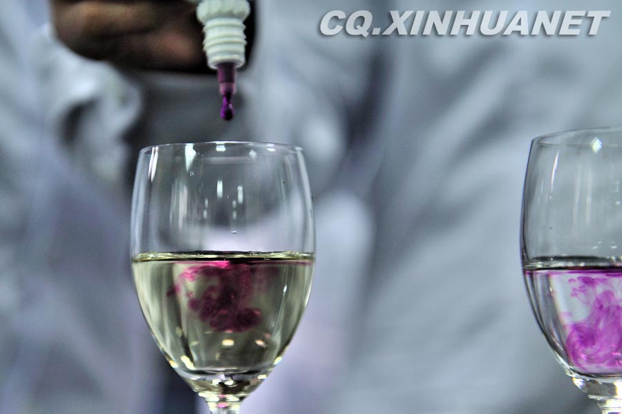 White vinegar is usually brewed with grain, but some is blended. White vinegar can turn potassium permanganate solution from purple to colorless, if it brewed grain. (Xinhua/ Huang Junhui) 