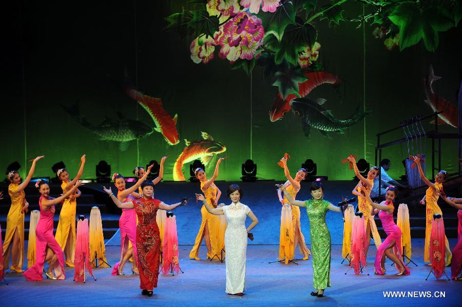 Artists perform during the closing ceremony of the 4th International Festival of Intangible Cultural Heritage in Chengdu, capital of southwest China's Sichuan Province, June 23, 2013. The nine-day festival kicked off here on June 15. (Xinhua/Xue Yubin) 