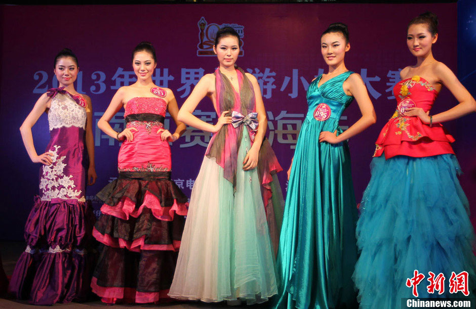 Contestants in evening dresses take part in the audition of the Miss Tourism International (Nanjing Station) at the Nanjing Aquatic City in Nanjing, east China's Jiangsu province on the evening of June 23, 2013. The competition has attracted many girls. They have been working hard in several sections including self-introduction, runway show, talent show and Q&A.  (CNS/Yang Bo)