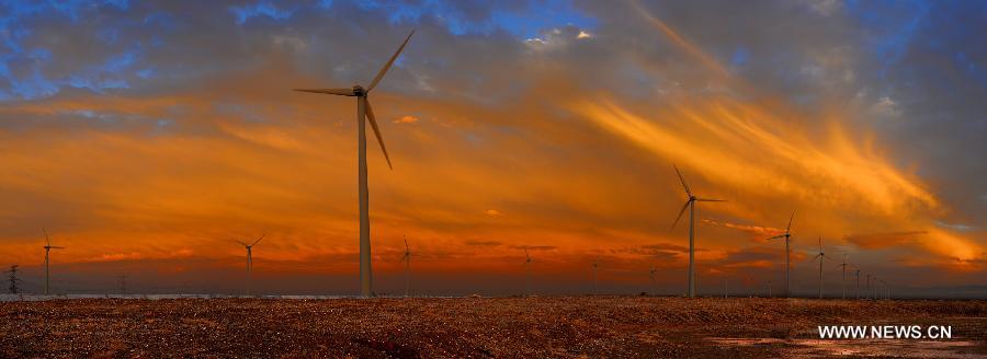 Photo taken on June 23, 2013 shows the sunglow scenery at the Yumen wind farm in Jiuquan City, northwest China's Gansu Province. (Xinhua/Wan Zongping) 