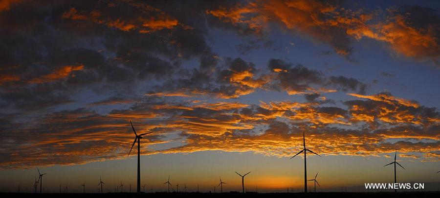 Photo taken on June 23, 2013 shows the sunglow scenery at the Yumen wind farm in Jiuquan City, northwest China's Gansu Province. (Xinhua/Wan Zongping)