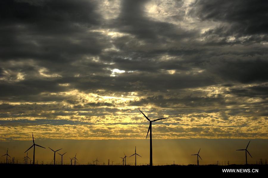 Photo taken on June 23, 2013 shows the sunglow scenery at the Yumen wind farm in Jiuquan City, northwest China's Gansu Province. (Xinhua/Wan Zongping)