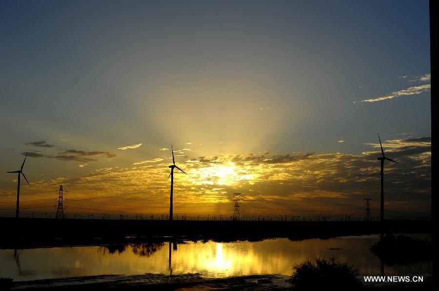 Photo taken on June 23, 2013 shows the sunglow scenery at the Yumen wind farm in Jiuquan City, northwest China's Gansu Province. (Xinhua/Wan Zongping)