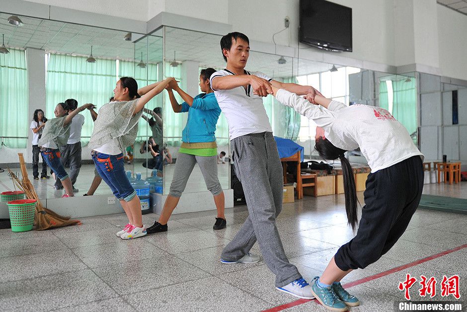 Teachers help students warm up.(CNS/Ren Dong)