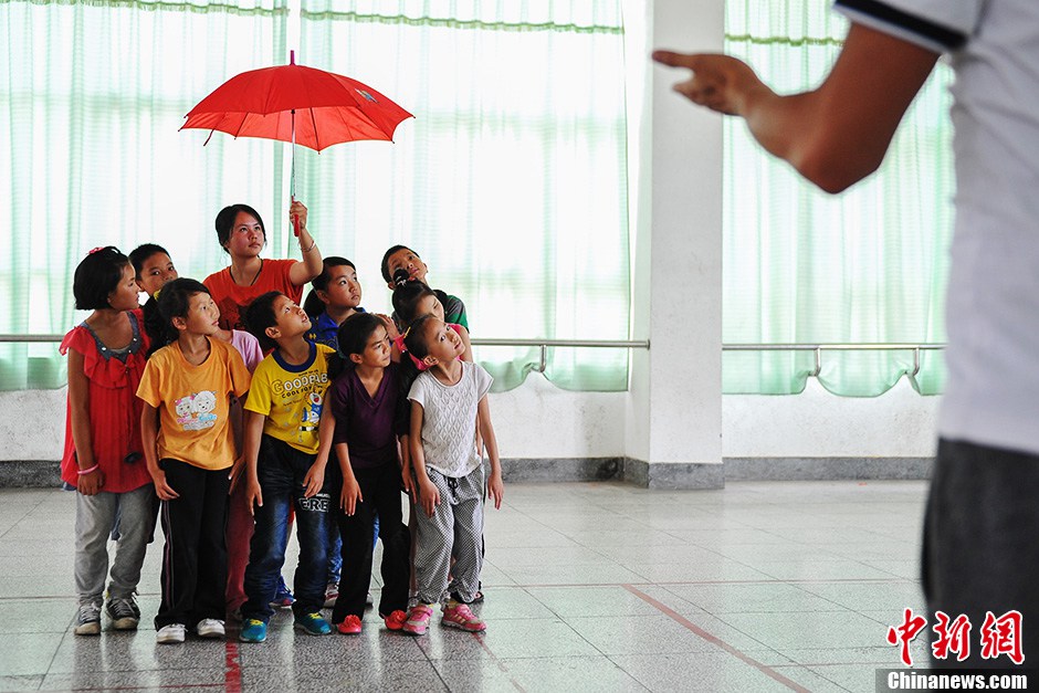 The teacher teaches dancing using sign language.(CNS/Ren Dong)