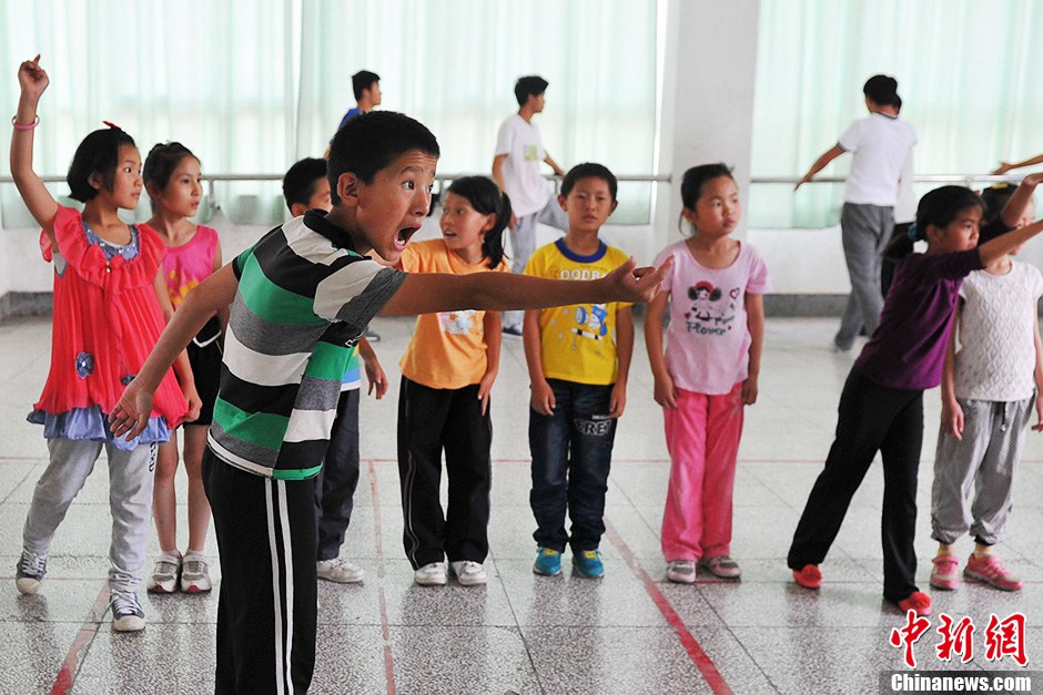 Students communicate with teacher using sign language.(CNS/Ren Dong)