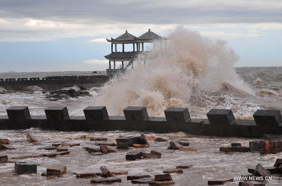 Huge wave hit the beachside of Leshan Village in Fangchenggang City, south China's Guangxi Zhuang Autonomous Region, June 23, 2013. The tropical storm Bebinca has brought strong rain to Guangxi. (Xinhua/Liang Zongyang)