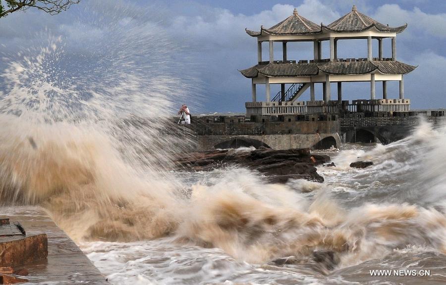 Huge wave hit the beachside of Leshan Village in Fangchenggang City, south China's Guangxi Zhuang Autonomous Region, June 23, 2013. The tropical storm Bebinca has brought strong rain to Guangxi. (Xinhua/Liang Zongyang) 