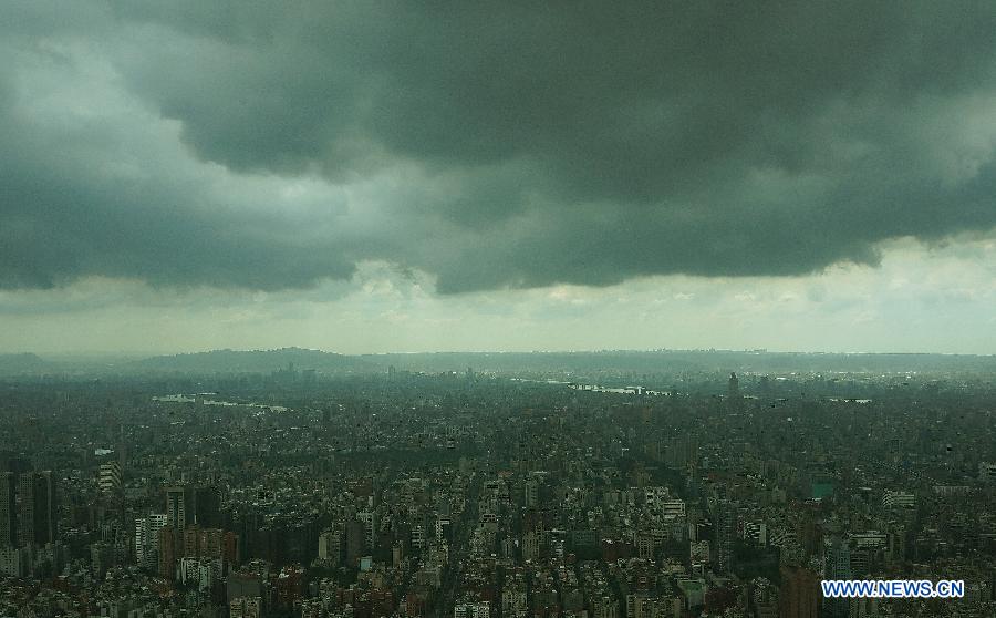 Photo taken on June 24, 2013 shows the scenery before the storm in Taipei, southeast China's Taiwan. The western area of Taipei was bathed in sunshine while the eastern area was hit by rain. (Xinhua/Tao Ming)