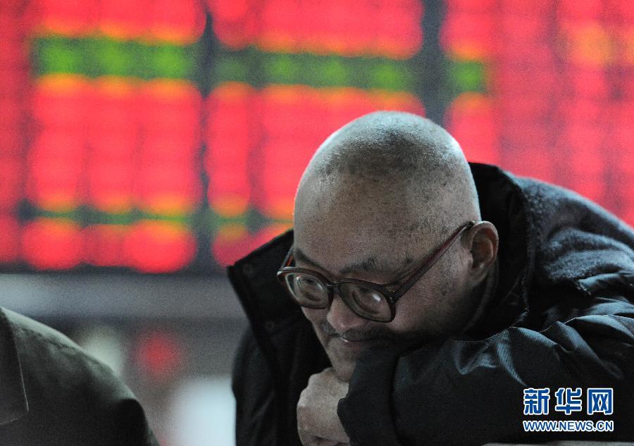 A stock investor checks stock prices at trading hall of a securities firm in Shanghai on Feb. 28, 2013. On that day, Chinese shares jumped up; the benchmark Shanghai Composite Index gained 2.26 percent or 52.37 points, to close at 2,365.59 points. The Shenzhen Component Index rose 3.30 percent or 308.20 points, to close at 9,641.44 points. (Xinhua/ Lai Xinlin ) 