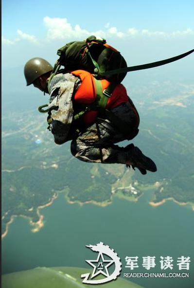 A regiment under the Nanjing Military Area Command (MAC) of the Chinese People's Liberation Army (PLA) conducts parachute training in late June. (China Military Online/Xiao Qingming)