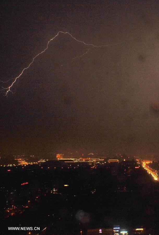 Photo taken on June 24, 2013 shows a lightning in Beijing, capital of China, June 24, 2013. Thunder storm visited the capital city on Monday night. (Xinhua/Chen Yehua) 