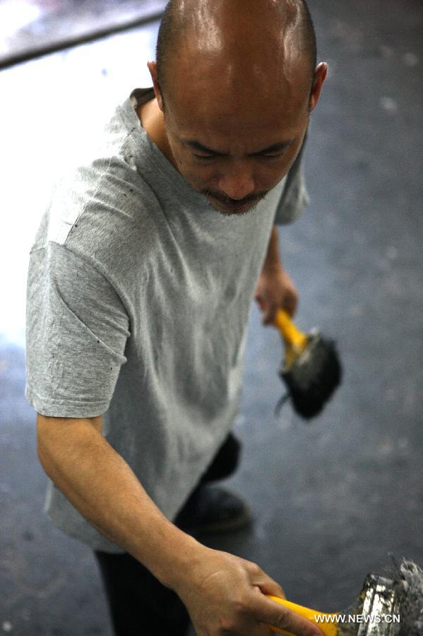 Zhang Fangbai, a 51-year-old painter, draws a picture at his studio in Beijing, capital of China, June 19, 2013. Zhang has specialized in painting eagles for a dozen of years. (Xinhua/Wu Xiaochu)