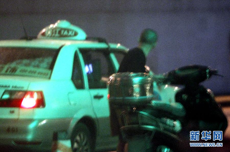 A suspected drug trafficker approaches a taxi, June 24, 2013. (Photo/Xinhua)