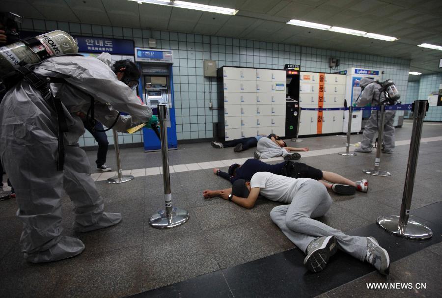 Soldiers take part in an anti-chemical terror attack exercise in Seoul, South Korea, June 25, 2013. South Korean military, police and government missions participated in the anti-terror exercise, part of the annual training, Hwarang Drill. (Xinhua/Park Jin-hee)