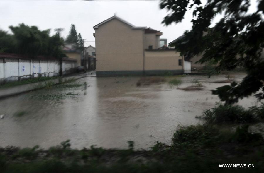 Photo taken on June 25, 2013 shows a waterlogged site in Yangzhou City, east China's Jiangsu Province. Heavy rainfall hit many parts of Jiangsu on Tuesday. (Xinhua/Yang Yue)