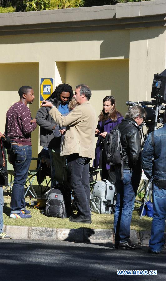 Media workers gather at former South African President Nelson Mandela's Houghton house in Johannesburg, South Africa, on June 25, 2013. South Africans on Monday were holding their breath over former President Nelson Mandela's health that has deteriorated from serious to critical. Mandela, 94, has been hospitalized for a recurring lung problem since June 8. (Xinhua/Guo Xinghua)