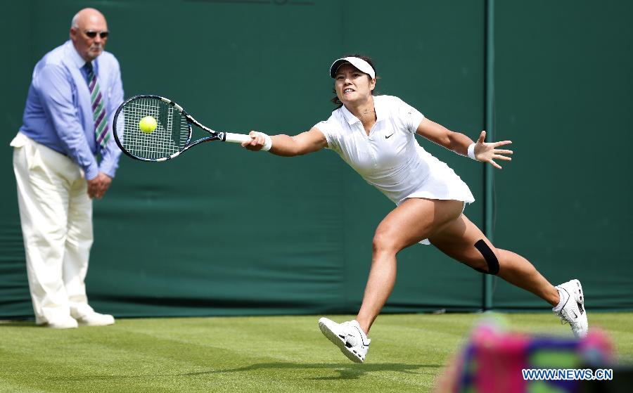 Li Na of China returns the ball during the first round of ladies' singles against Michaella Krajicek of the Netherlands on day 2 of the Wimbledon Lawn Tennis Championships at the All England Lawn Tennis and Croquet Club in London, Britain on June 25, 2013. (Xinhua/Wang Lili)