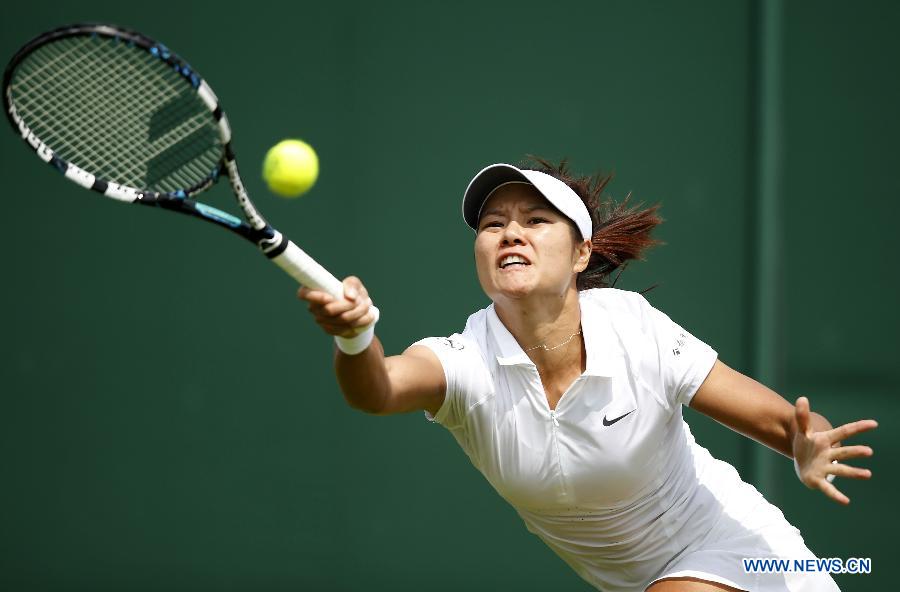 Li Na of China returns the ball during the first round of ladies' singles against Michaella Krajicek of the Netherlands on day 2 of the Wimbledon Lawn Tennis Championships at the All England Lawn Tennis and Croquet Club in London, Britain on June 25, 2013. (Xinhua/Wang Lili)