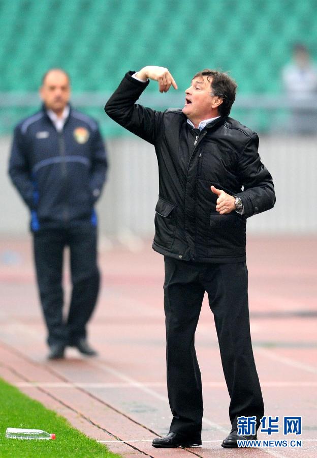 Jose Antonio Camacho is the final round of group A match in the World Cup qualifiers against Jordan, Feb. 29, 2012. (Photo/Xinhua)