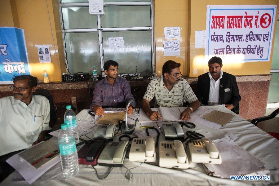 Government working staff offer free help at the railway station in Haridwar, northern Indian state of Uttarakhand, June 25, 2013. The heaviest monsoon rains in the state for the past 60 years, which trigered deadly floods in northern India, has claimed up to 807 lives, according to Indian Authorities on Tuesday. (Xinhua/Zheng Huansong) 