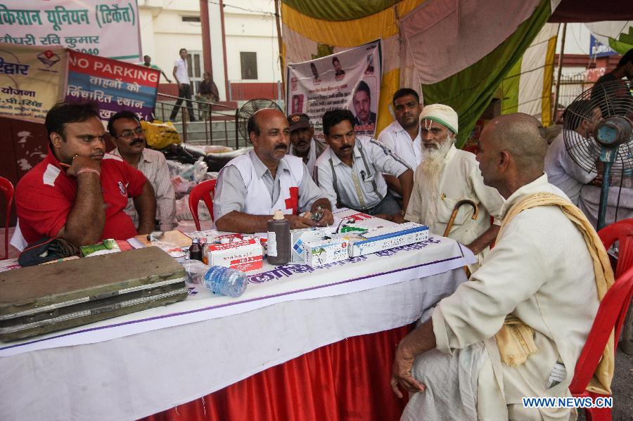 Medical workers offer free medical service for victims at the railway station in Haridwar, northern Indian state of Uttarakhand, June 25, 2013. The heaviest monsoon rains in the state for the past 60 years, which trigered deadly floods in northern India, has claimed up to 807 lives, according to Indian Authorities on Tuesday. (Xinhua/Zheng Huansong) 