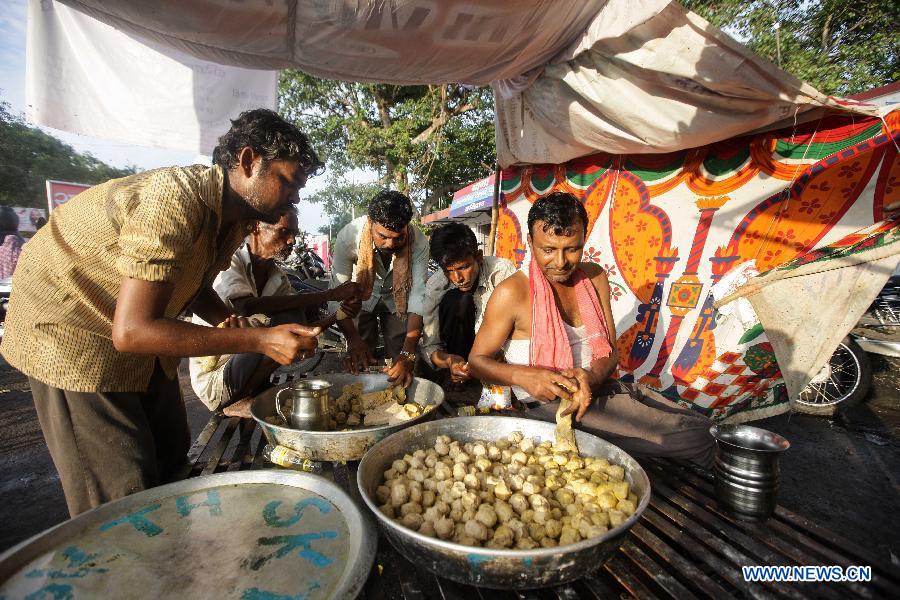 Victims receive free food in Haridwar, northern Indian state of Uttarakhand, June 25, 2013. The heaviest monsoon rains in the state for the past 60 years, which trigered deadly floods in northern India, has claimed up to 807 lives, according to Indian Authorities on Tuesday. (Xinhua/Zheng Huansong) 