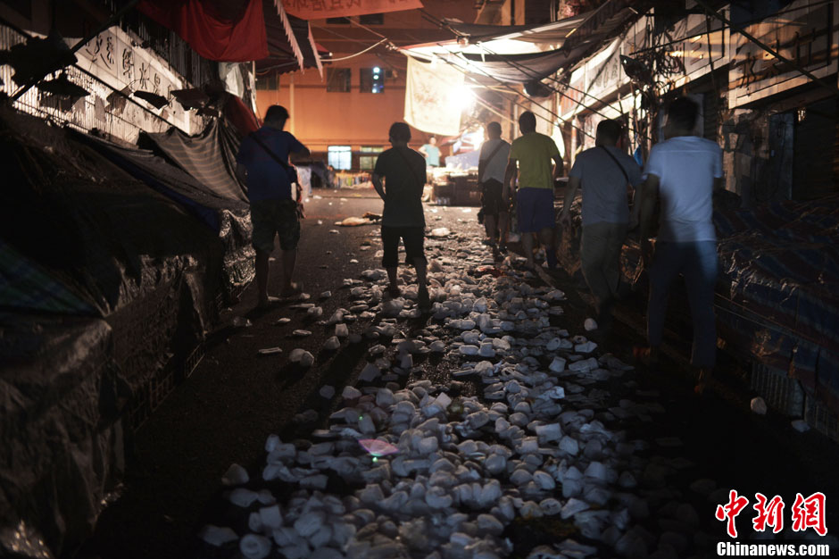 The messy farmers' market is the “breeding ground” of rats. (Photo/ CNS) 