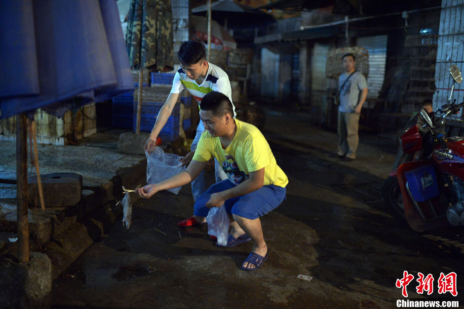 A killed rat was discarded into garbage can. (Photo/ CNS) 