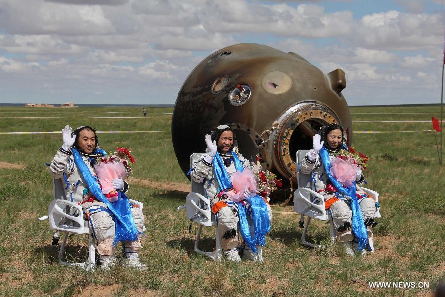 Astronauts come out of re-entry module