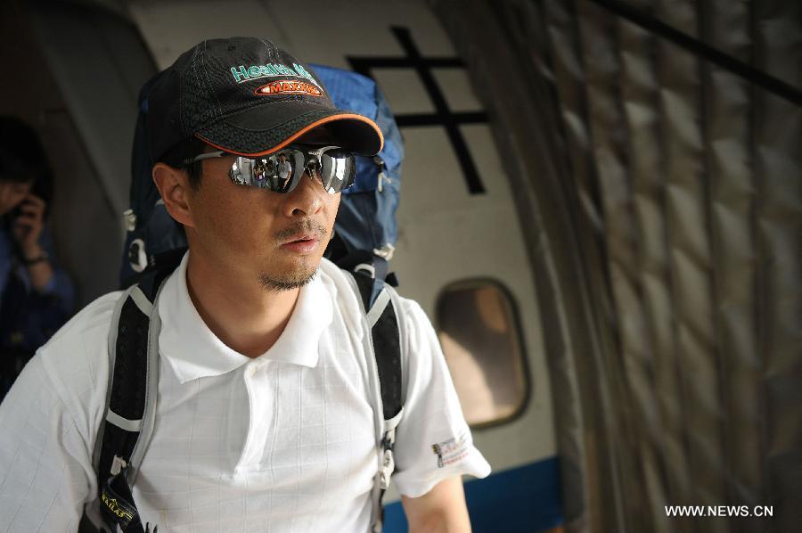 Survivor of a terror attack Zhang Jingchuan walks out of the plane at the airport in Kunming, capital of southwest China's Yunnan Province, June 26, 2013. Two Chinese mountaineers were among the victims killed in a pre-dawn terror attack in Pakistan-administered Kashmir on June 23. (Xinhua/Qin Lang)  