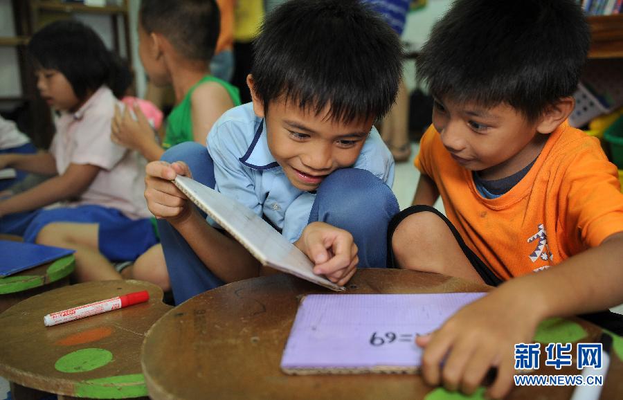 Children play game together on June 20, 2013. (Photo/Xinhua)