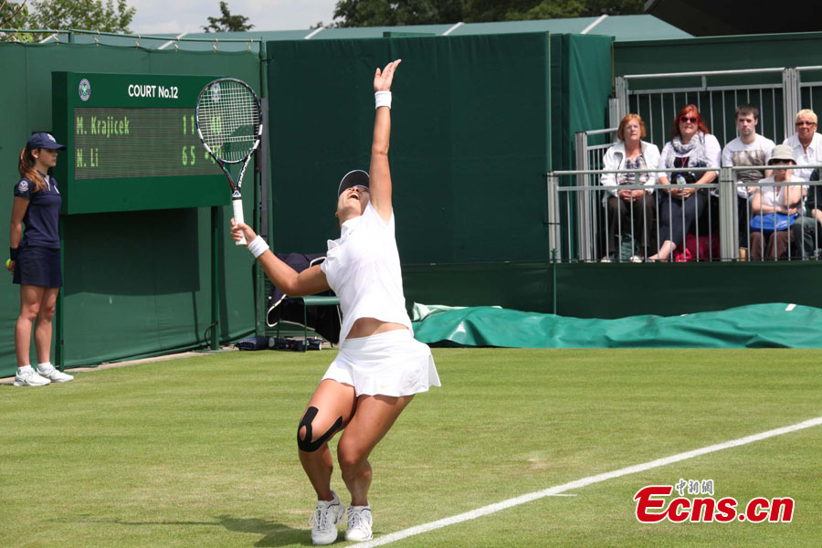 Li Na of China serves during the first round of ladies' singles against Michaella Krajicek of the Netherlands on day 2 of the Wimbledon Lawn Tennis Championships at the All England Lawn Tennis and Croquet Club in London, Britain on June 25, 2013. Chinese sixth seed Li reached the second round with a 6-1, 6-1 win. (CNS/Zhang Ziyang)