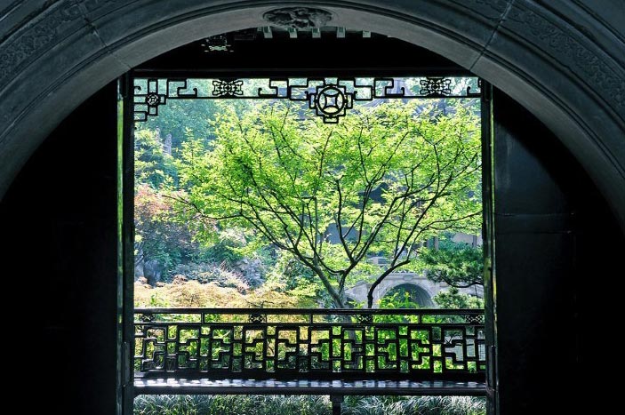 Zhiyuan, the essence of the residence, is the biggest garden in the residence. It is constructed on the base of the landscape in West Lake. There are limpid pools, zigzagging bridges, elegant pavilions and magnificent mansions. (GMW.cn)