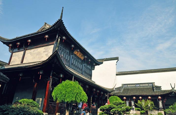 The residence boasts Zhiyuan Garden, pavilions, terraces, a small bridge over a flowing stream, and bright verandas. Many stone works of calligraphy by masters like Dong Qichang, Zheng Banqiao, Tang Bohu and Wen Zhengming can be seen in the house. In particular, two rare red wood sedan chairs are highly recommended. (GMW.cn)