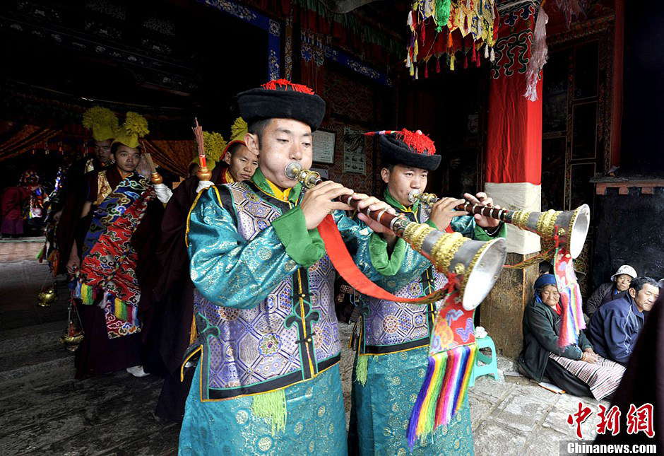 Lamas blow suona and get ready for "Qiang Mu" dance in Samye Monastery in Chanang County, Southwest China's Tibet Autonomous Region, June 24, 2013. (Photo by Li Lin/ Chinanews.com)