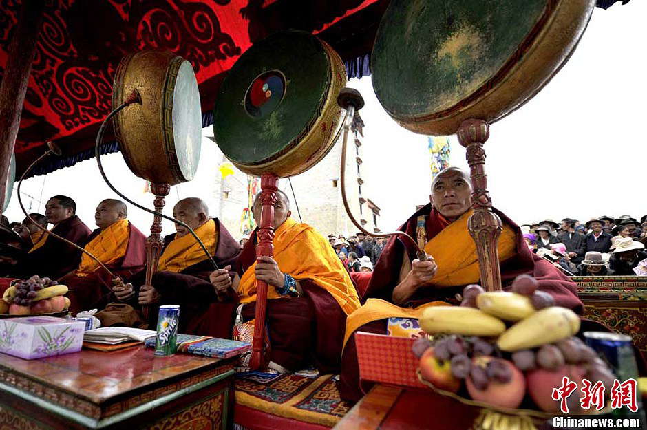 Lamas beat drums for "Qiang Mu" dance in Samye Monastery in Chanang County, Southwest China's Tibet Autonomous Region on June 24, 2013. (Photo: by Li Lin/ Chinanews.com)