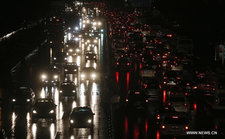 Vehicles travel in the rain in Changsha, capital of central China's Hunan Province, June 26, 2013. The city was hit by rain on Wednesday evening. (Xinhua/Li Ga) 