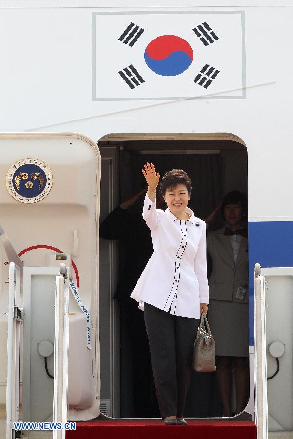 South Korean President Park Geun-hye waves before leaving for China at an airport in Seongnam, South Korea, June 27, 2013. Park Geun-hye flew to China on Thursday for a four-day visit. (Xinhua/Park Jin-hee)