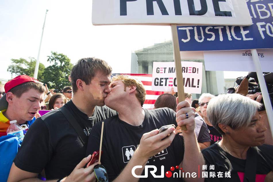 The U.S. Supreme Court delivered a landmark victory for gay rights on Wednesday by forcing the federal government to recognize same-sex marriages in states where it is legal and paving the way for it in California, the most populous state. (Photo source: gb.cri.cn) 