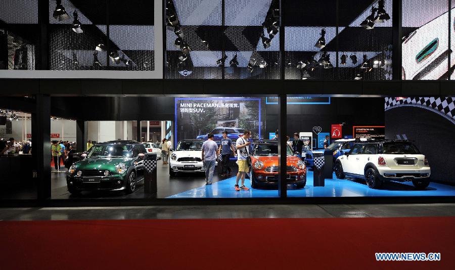 Visitors view vehicles at the 12th Shenyang International Automobile Industry Expo in Shenyang, capital of northeast China's Liaoning Province, June 27, 2013. (Xinhua/Pan Yulong)