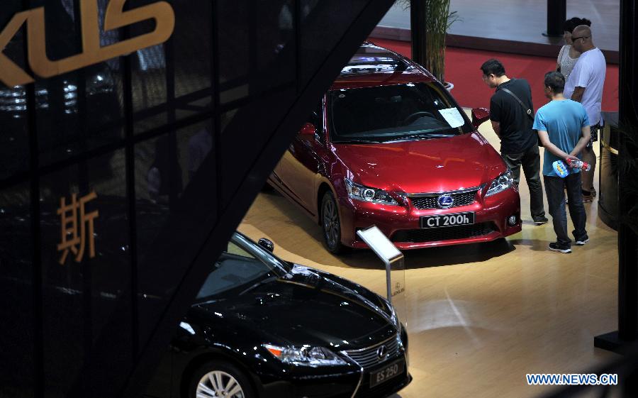 Visitors view a vehicle at the 12th Shenyang International Automobile Industry Expo in Shenyang, capital of northeast China's Liaoning Province, June 27, 2013. (Xinhua/Yao Jianfeng)