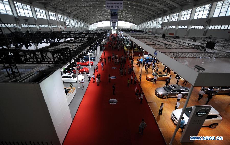 Visitors view vehicles at the 12th Shenyang International Automobile Industry Expo in Shenyang, capital of northeast China's Liaoning Province, June 27, 2013. (Xinhua/Pan Yulong) 