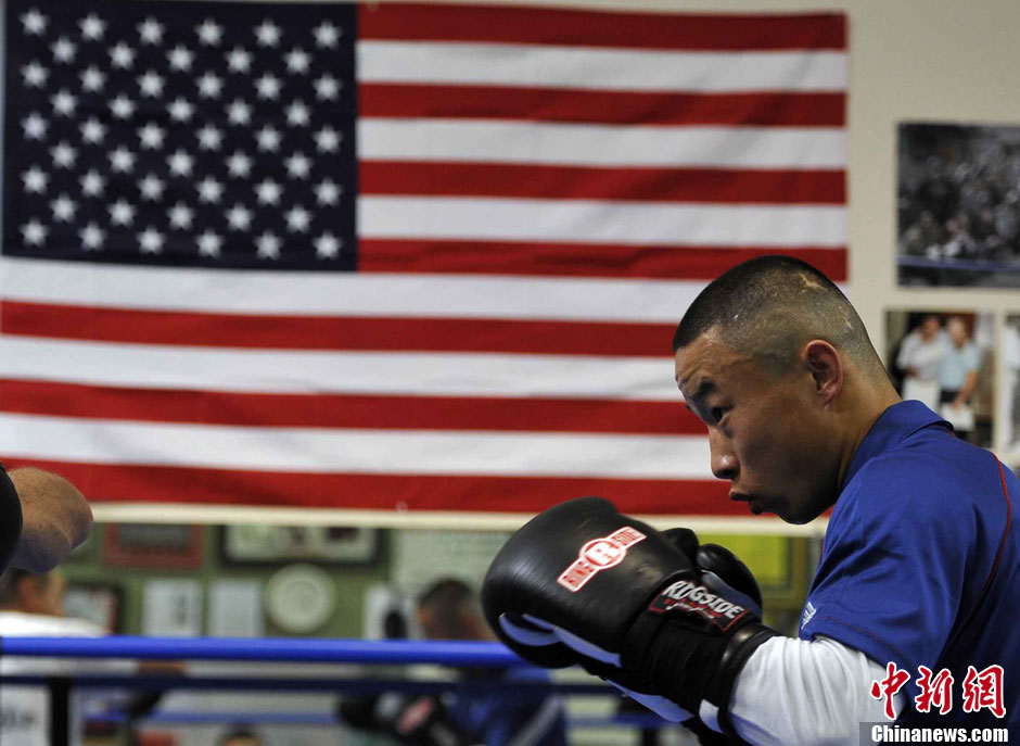 With the rapid development of boxing in China, more Chinese professional boxers have gone overseas for training. When the famous Chinese Olympic champion Zou Shiming starts his training in the U.S. and fights his way in professional boxing, another Chinese professional boxer Yang Lianhui, who became a professional boxer very early and earned the title of the WBO Asia Flyweight Champion, is also pursuing his dream in the U.S. (CNS/Mao Jianjun)