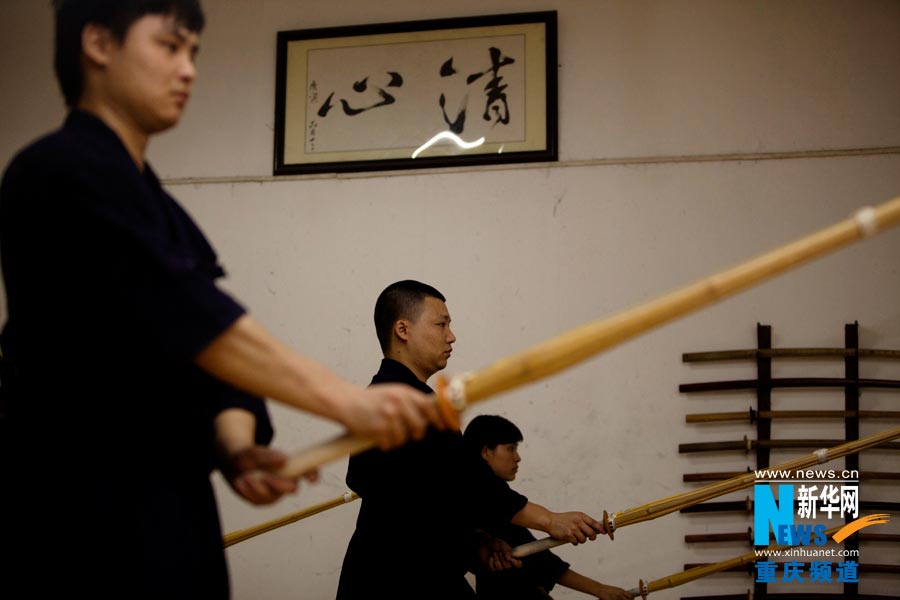 Kendo lovers practice sweeping sword and stepping at club. Japanese Kendo and Chinese Kung Fu have similar spirit in "courtesy".  (Photo/Xinhua)