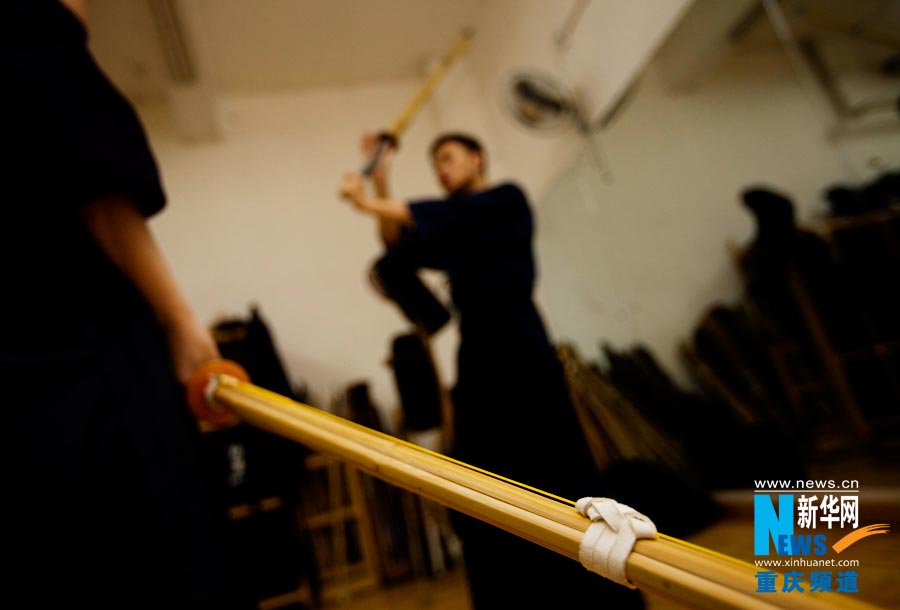 A senior learner gives some instructions to new learners at club. (Photo/Xinhua)  