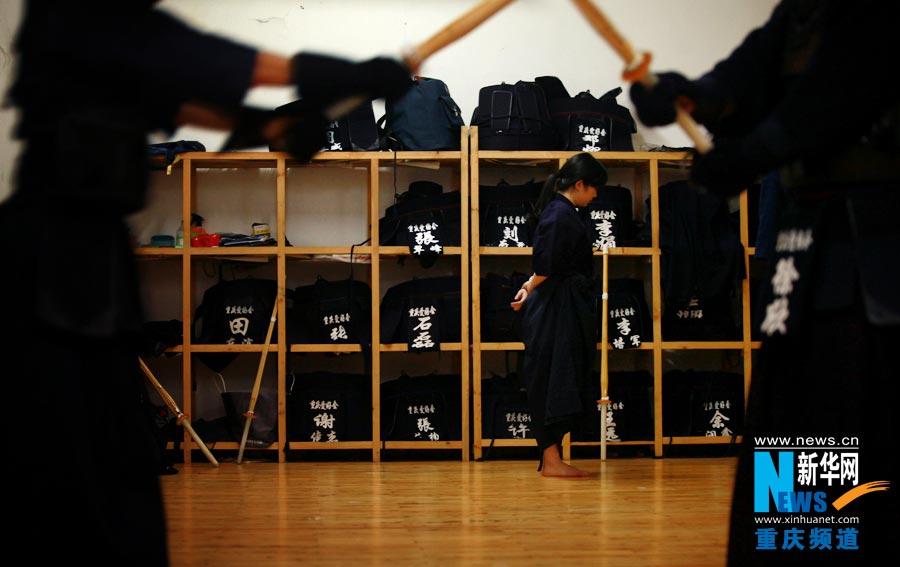 A woman takes rest during break time. (Photo/Xinhua) 