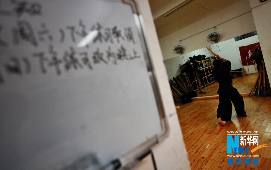 The second step of learning Kendo is to practice holding and sweeping sword, fencing, posture and stepping. (Photo/Xinhua)